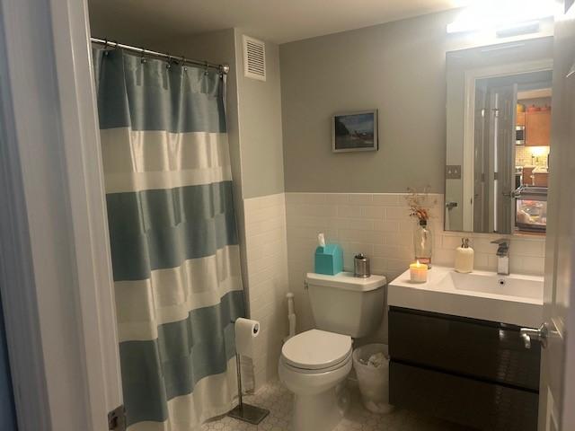 Primary bathroom with tub/shower, vanity, and toilet.