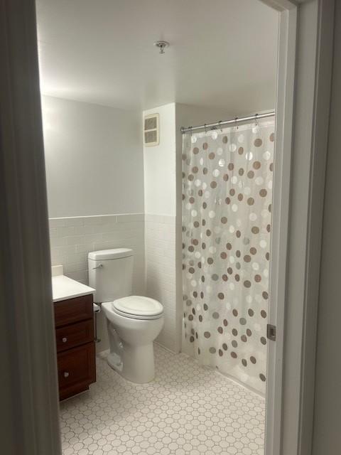 Primary bathroom with tub/shower, vanity, and toilet.